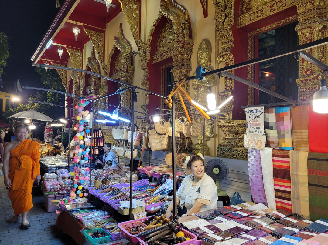 Sunday Night Market-Si Phum必去景点