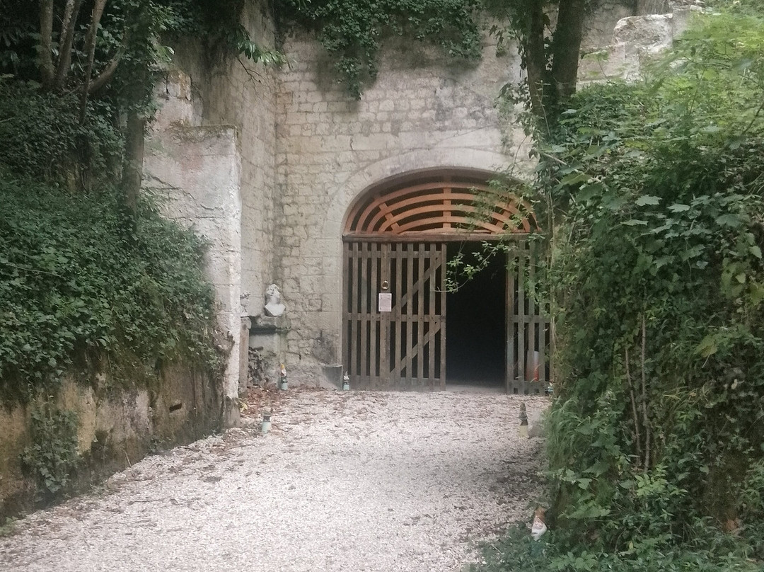 La Caverne Enchantée-Bourre必去景点