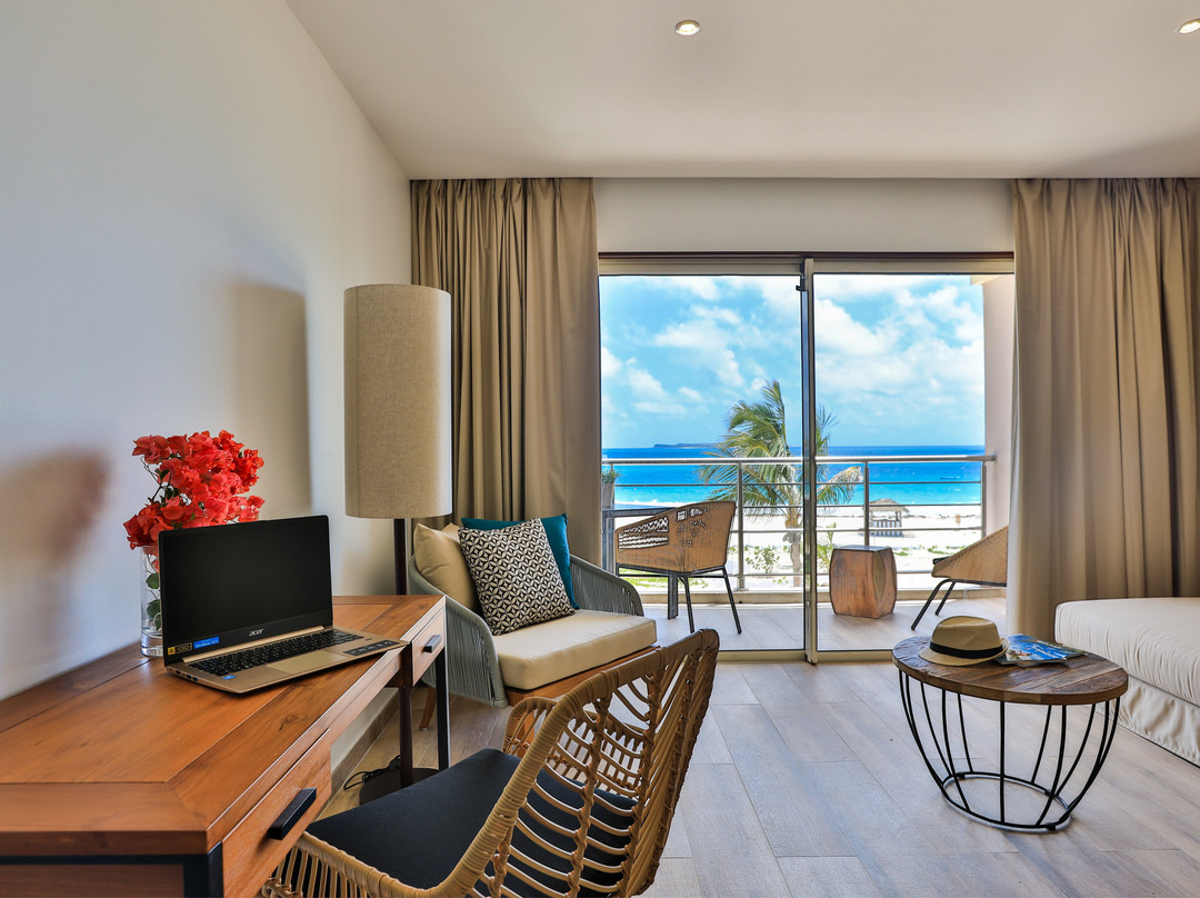 Orient Beach Hotel主图