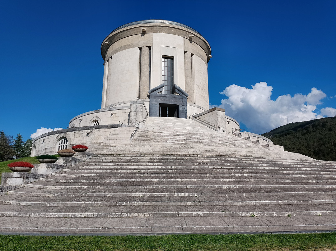 Castel Dante Sacrario AI Caduti-罗韦雷托必去景点