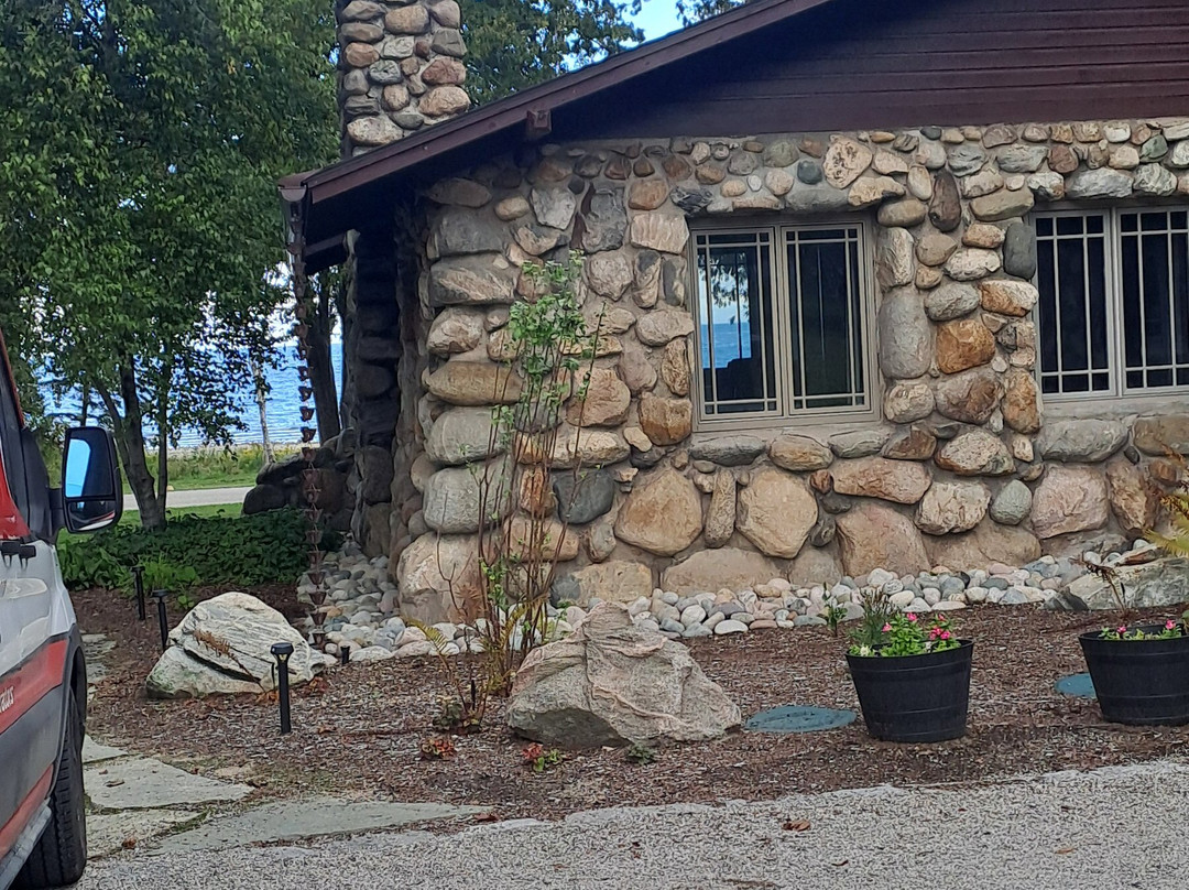 Mushroom House Tours-夏洛瓦必去景点