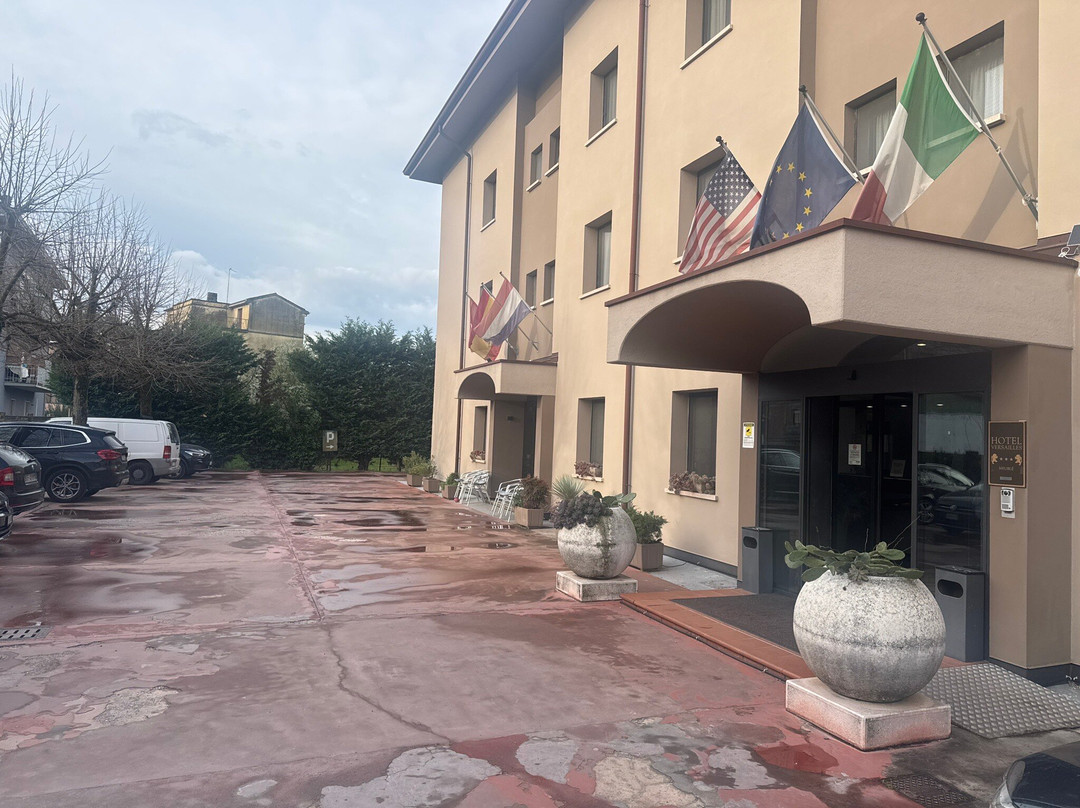 凡尔赛酒店主图