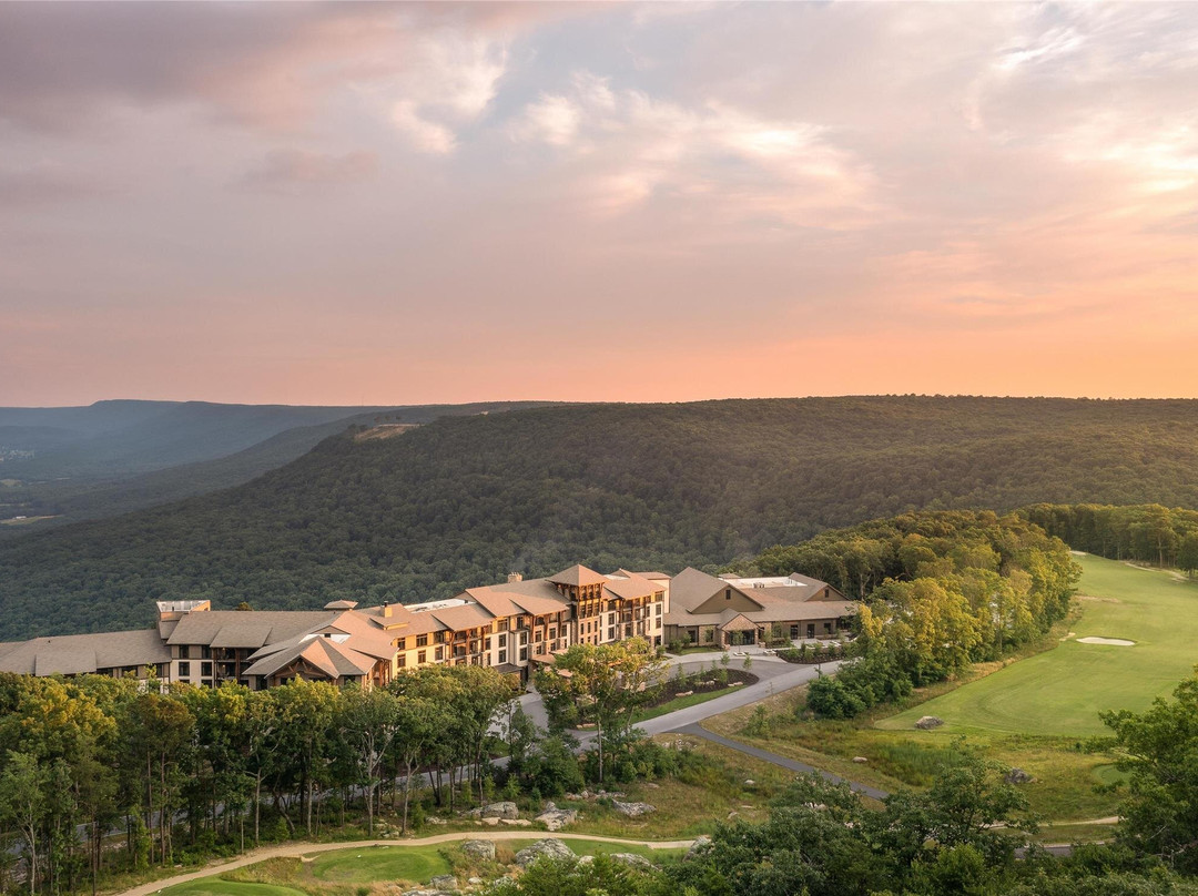 位于McLemore度假村的Cloudland，Curio Hilton山景房