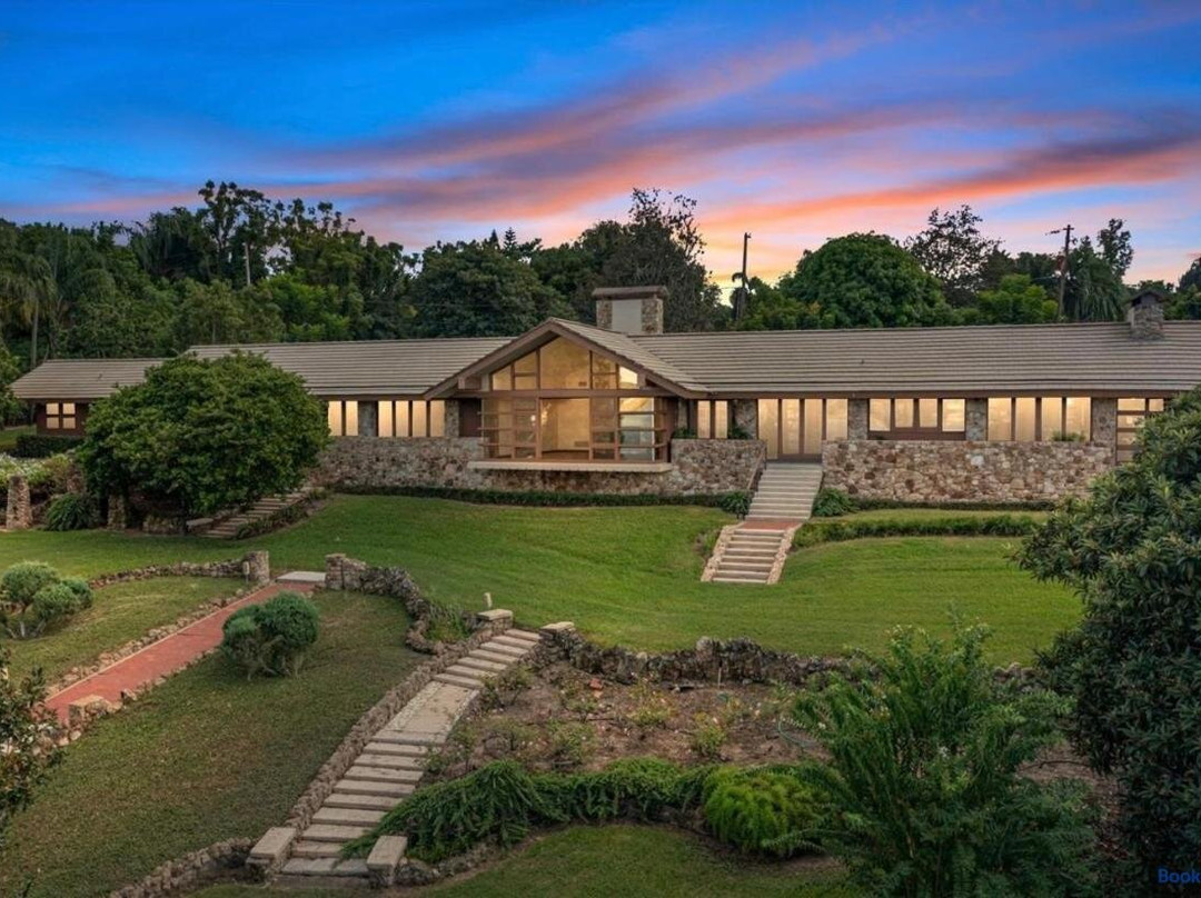 Hotel-Style Private Suite-Lake View-Gardens