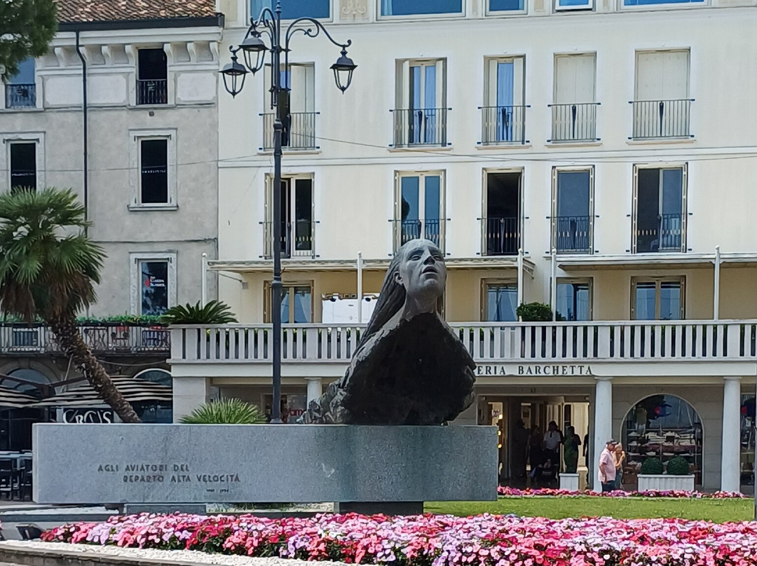Monumento agli Aviatori del Reparto Alta Velocita-代森扎诺-德尔加达必去景点