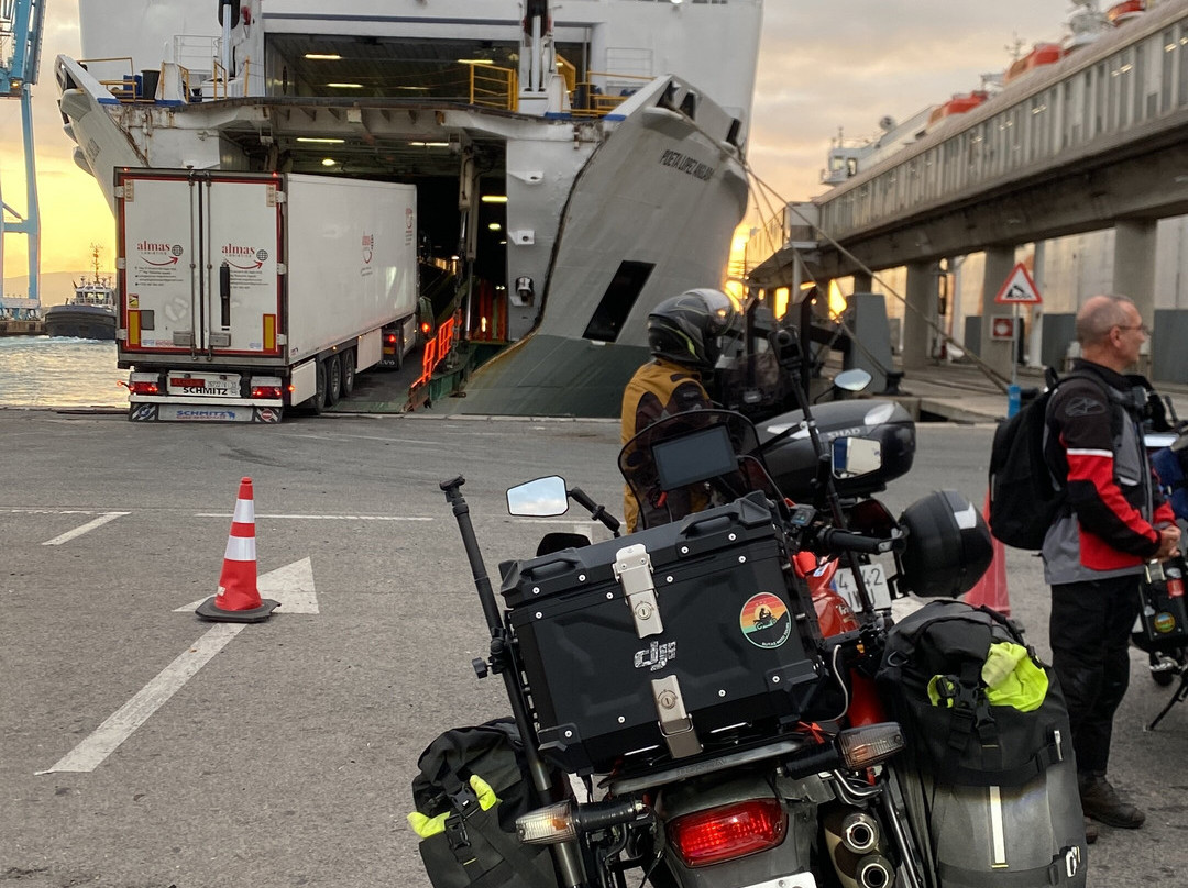 Rutas Moto Tours-萨洛夫雷尼亚必去景点