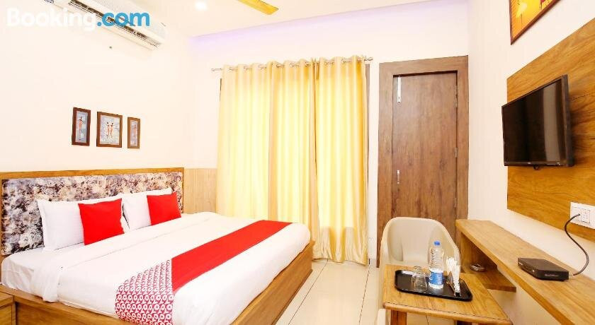 OYO 40447 The Swagatam Hotel