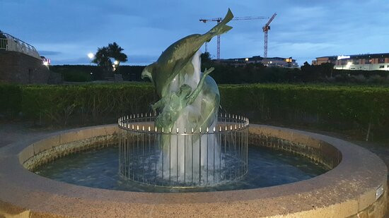 The Swimmers 2 Statue-St. Helier必去景点