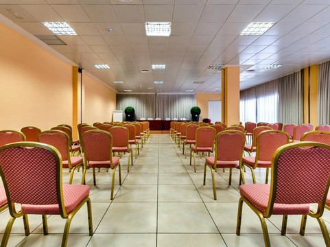 阿尔卡拉广场酒店主图