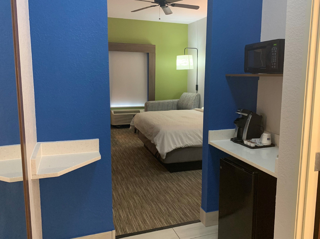 Holiday Inn Express 麦库姆主图