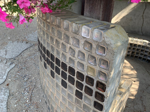 Glass Bottle House-不列颠哥伦比亚省必去景点