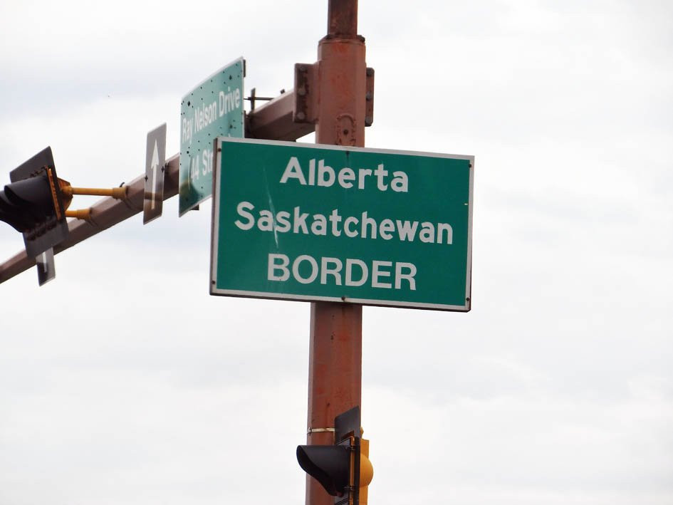 Border Markers-劳埃德明斯特必去景点