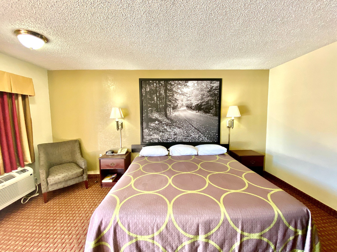 Super 8 by Wyndham Shawnee主图