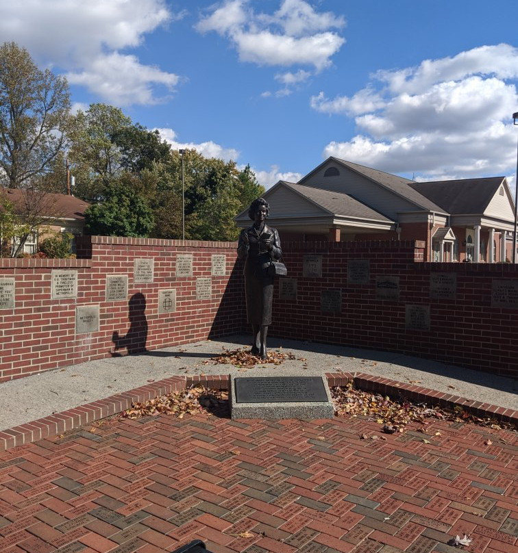 Noel Neill statue-Metropolis必去景点