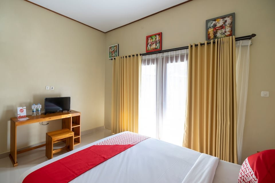 OYO 828 Lilis Cempaka Mas Guesthouse主图