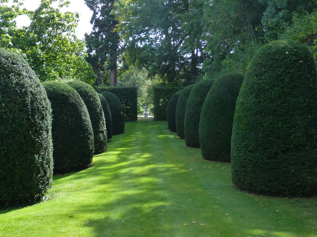 Broughton Grange Garden景点图片