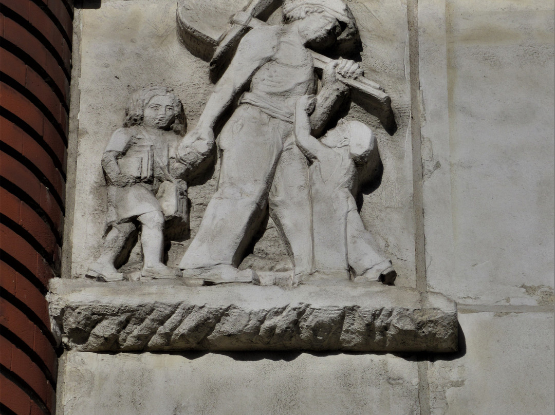 Bas-relief signalant l'entrée de l'école de garçons-Romainville必去景点