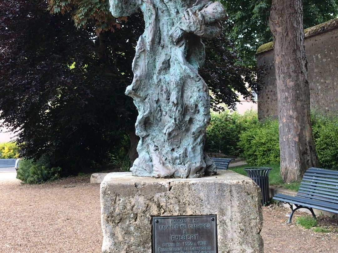 Statue de l’Evêque Saint Fulbert景点图片