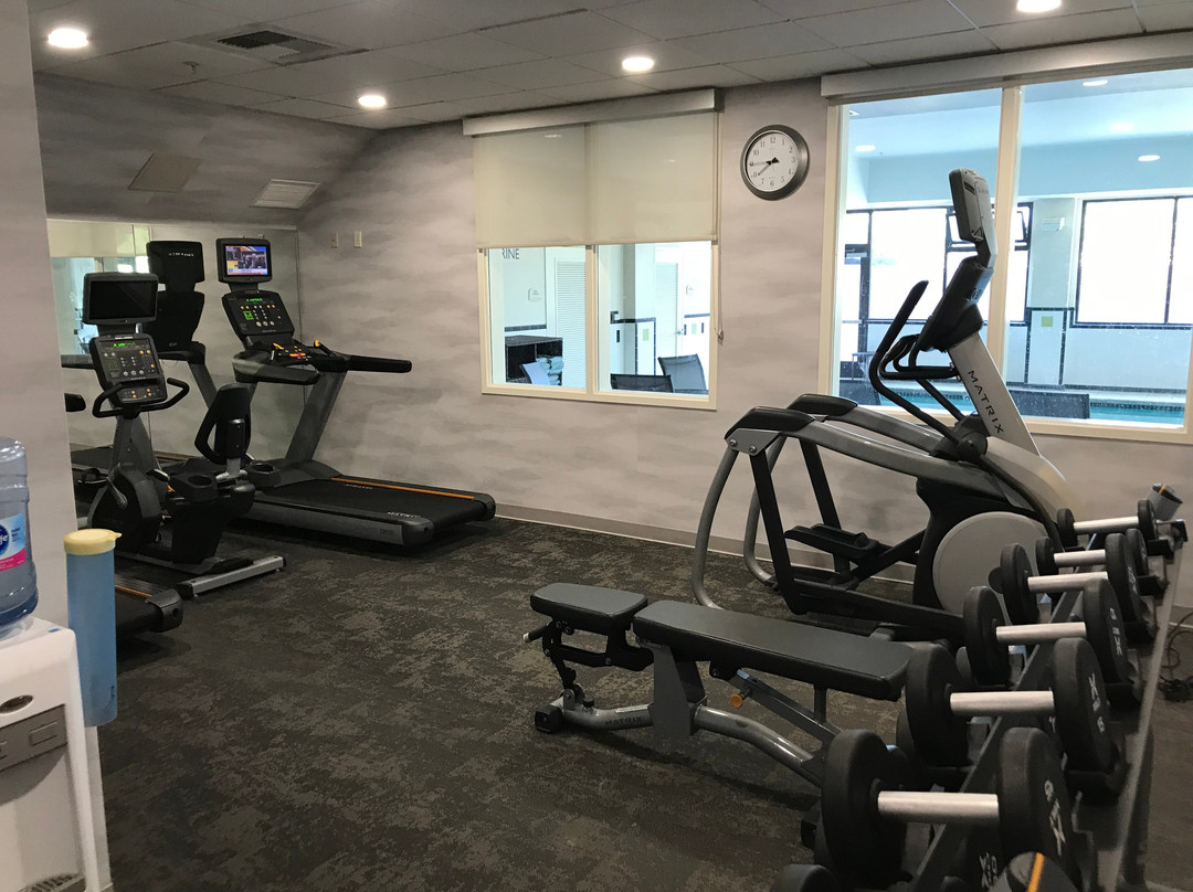 特哈查比费尔菲尔德客栈&套房酒店主图