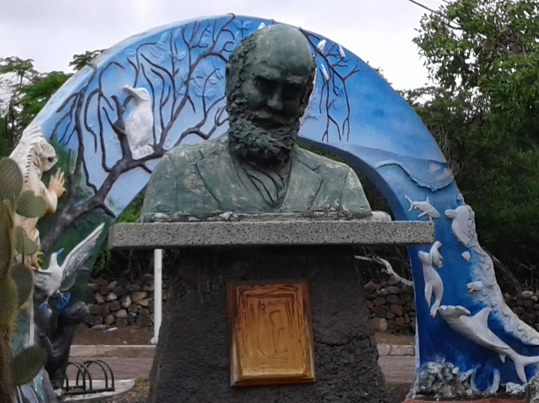 Monumento Darwin-阿约拉港必去景点