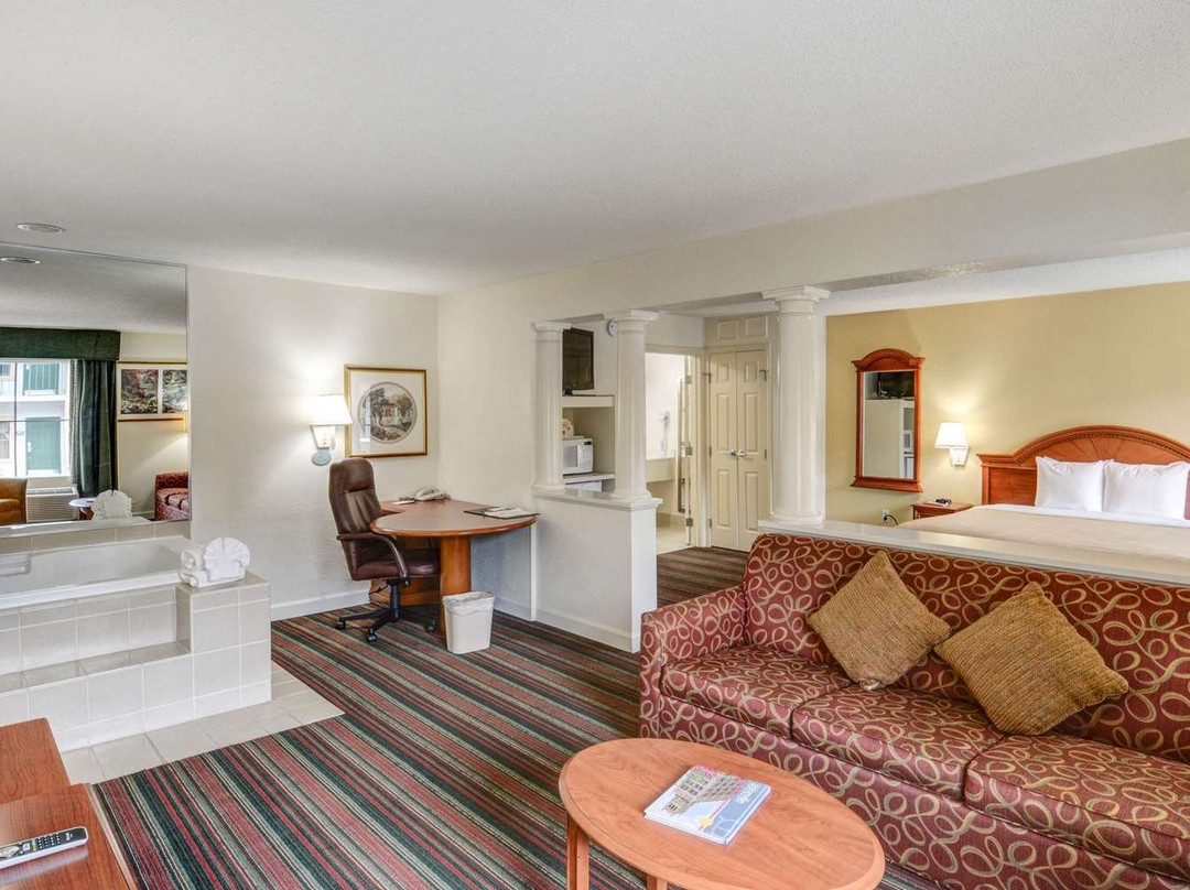 比尔特莫尔东凯艺套房酒店主图