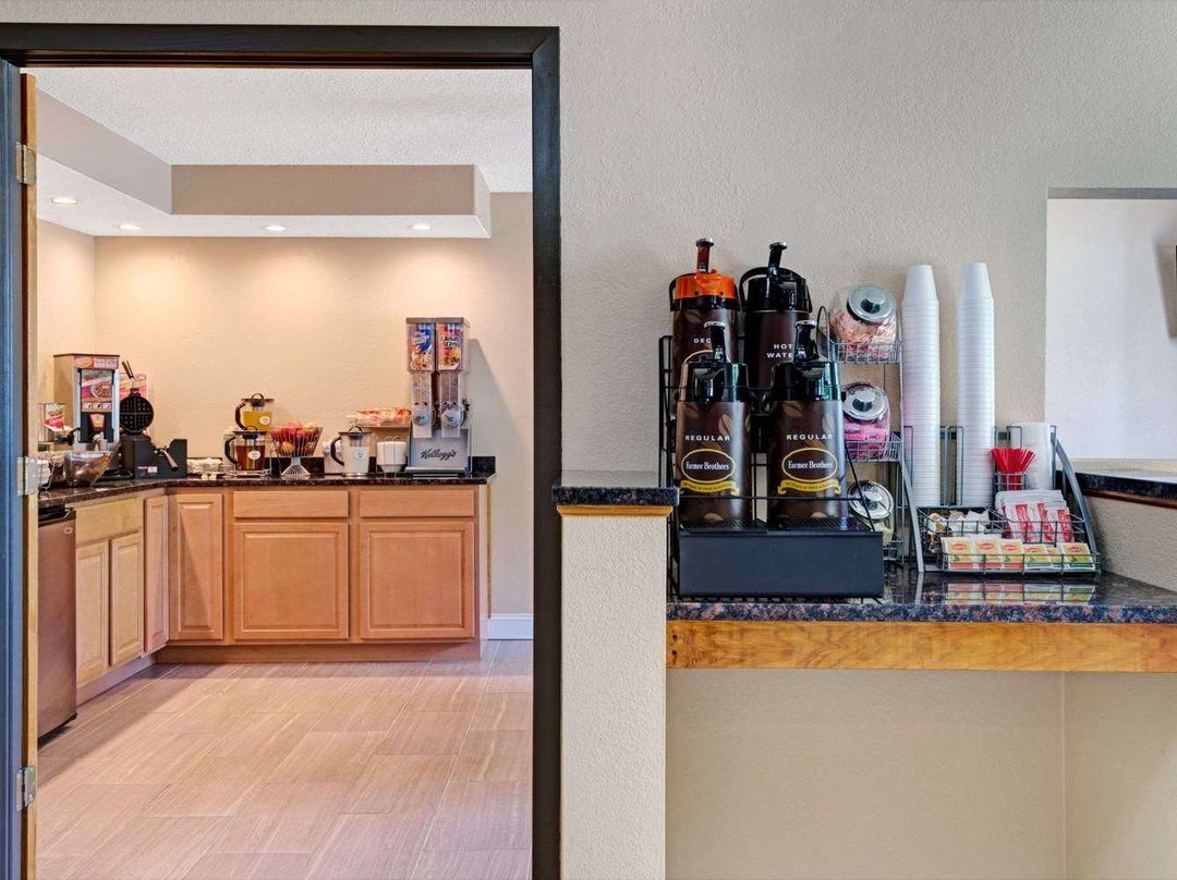 Super 8 by Wyndham Sanford Kennebunkport Area主图