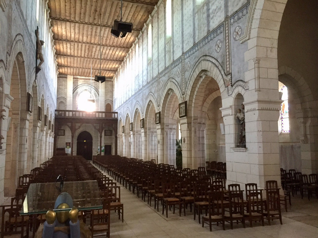 Eglise Notre-Dame-Neuville de Poitou必去景点