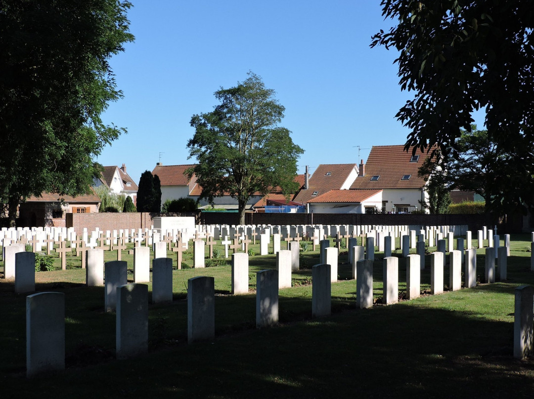 Loos British Cemetery景点图片