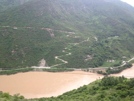 虎跳峡-香格里拉县必去景点