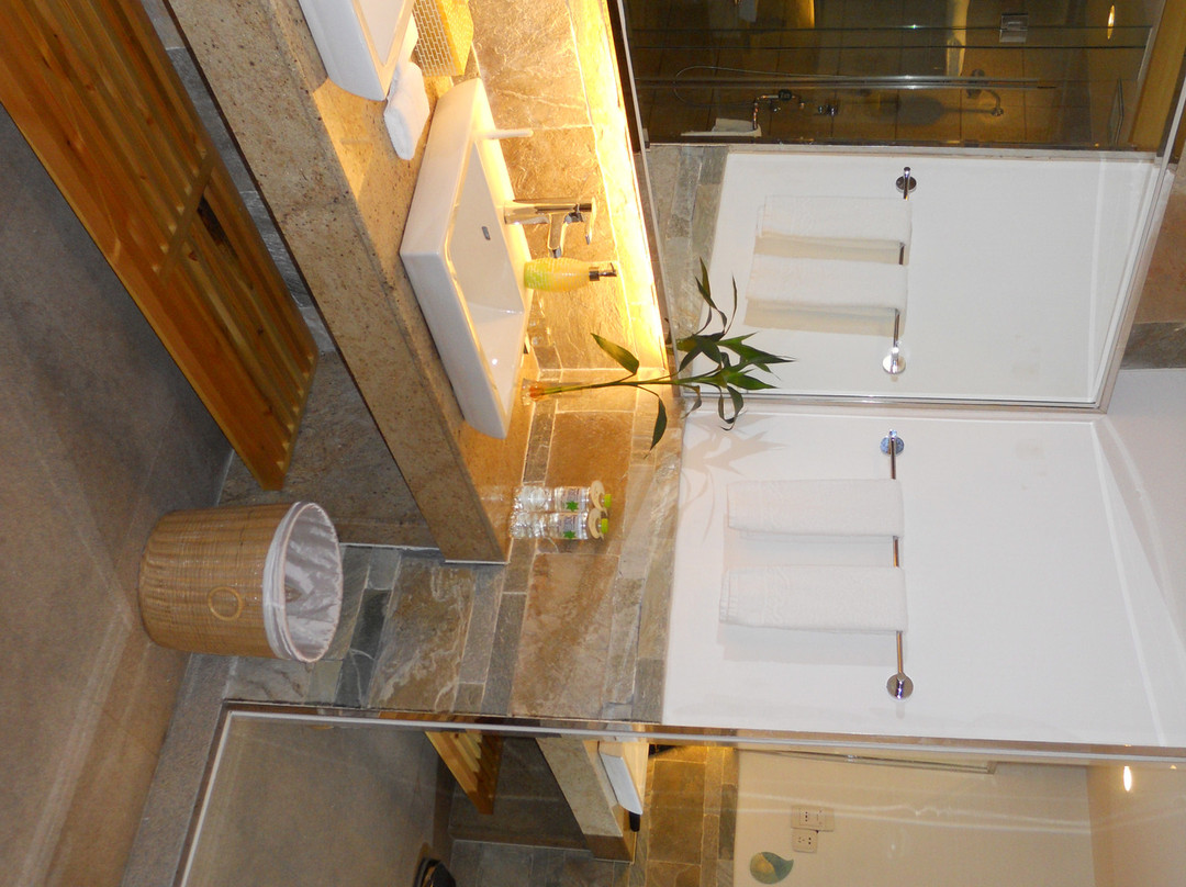 临安中都青山湖畔大酒店主图