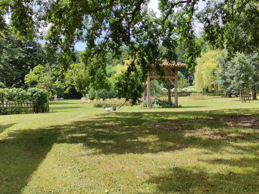 厄热涅草坪酒店主图