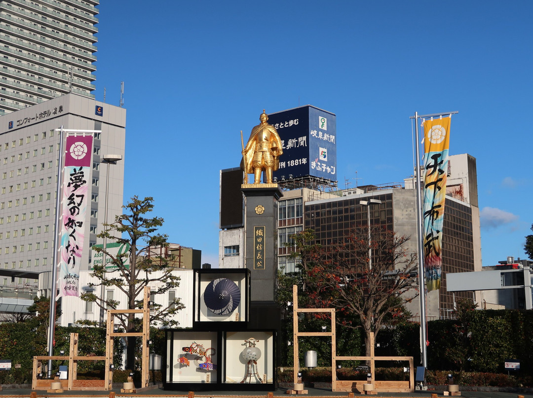 Gold Statue of Nobunaga Oda-岐阜市必去景点
