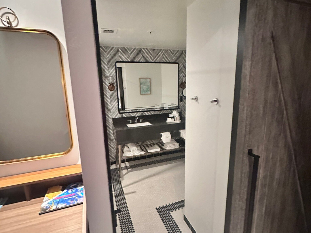 The Draftsman, Autograph Collection主图