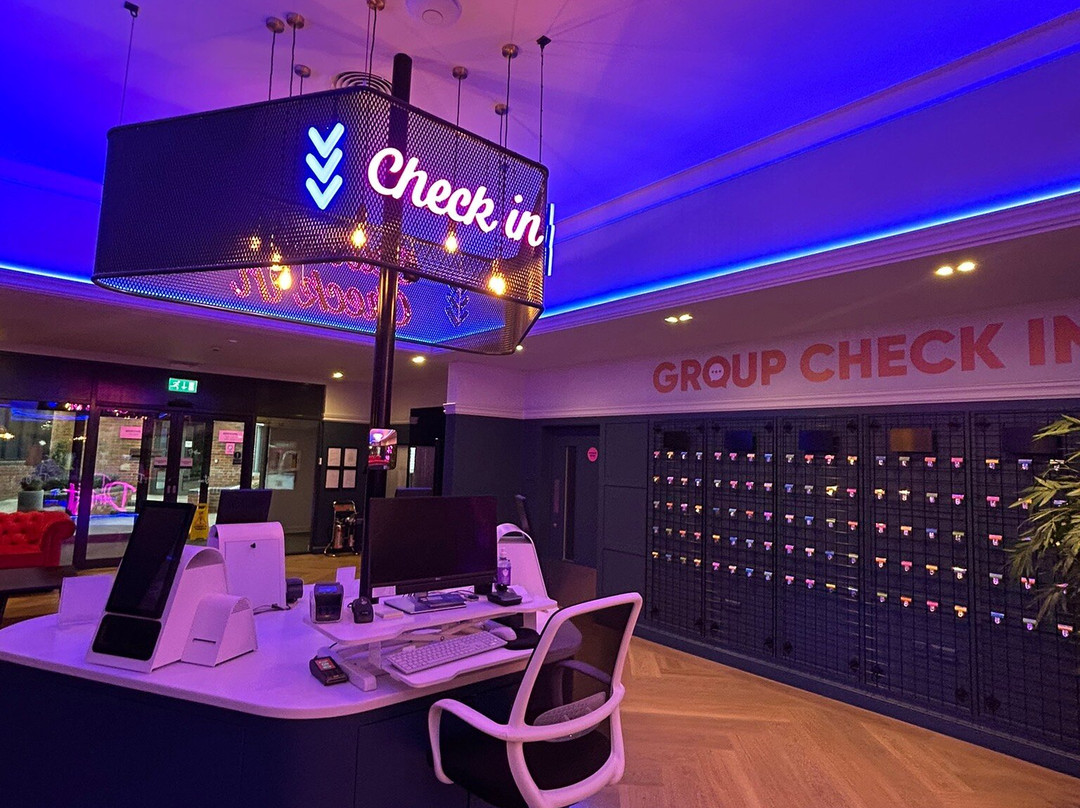 威博斯顿湖滨酒店主图