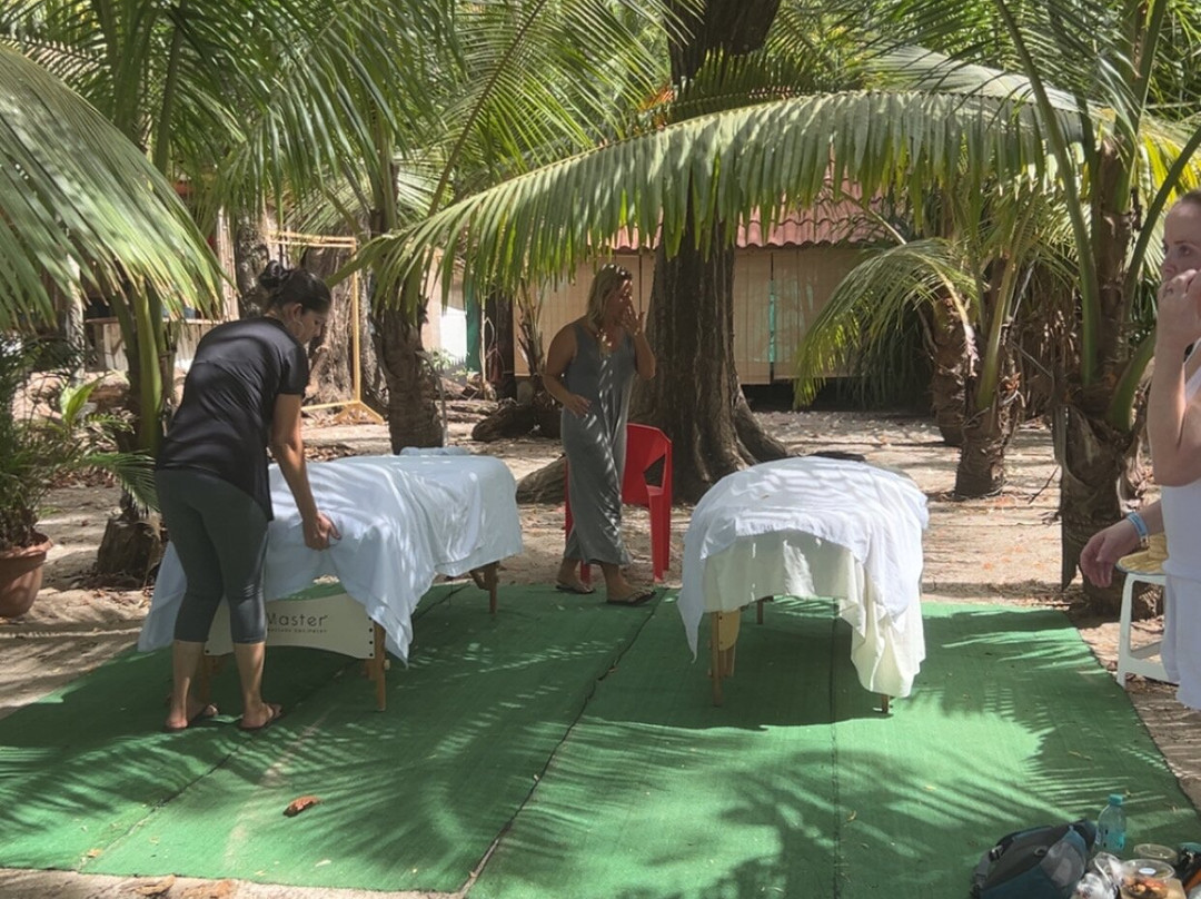 Surfer's Massage Sirene Silvia Ortiz-圣特雷莎必去景点