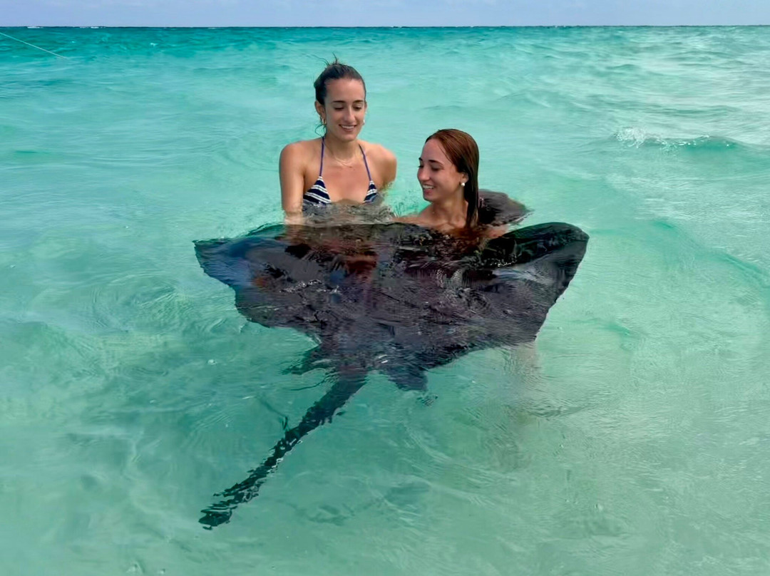 CAPTAIN VERNON CHARTERS LTD-西湾必去景点