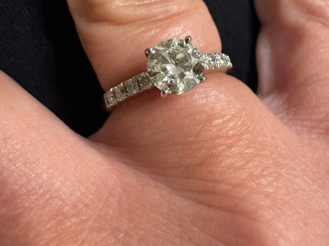 Din Brothers Jewellers and Gold Smiths-卡维洛辛必去景点