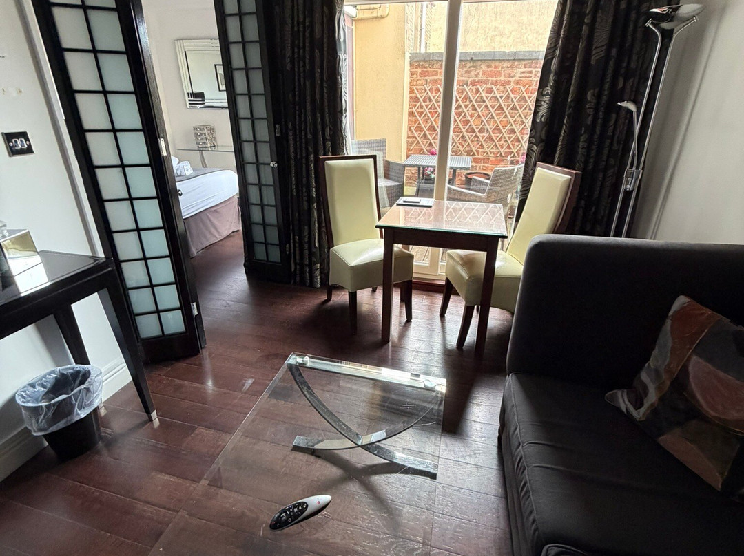 曼斯利斯特罗兹宫套房酒店主图