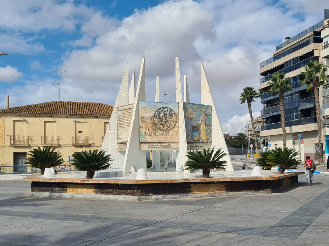 Monumento de Las Coralistas-托雷维耶哈必去景点