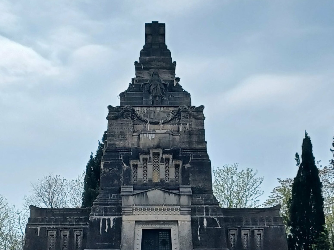 Mausoleo della famiglia Crespi-卡普里亚泰圣杰尔瓦肖必去景点