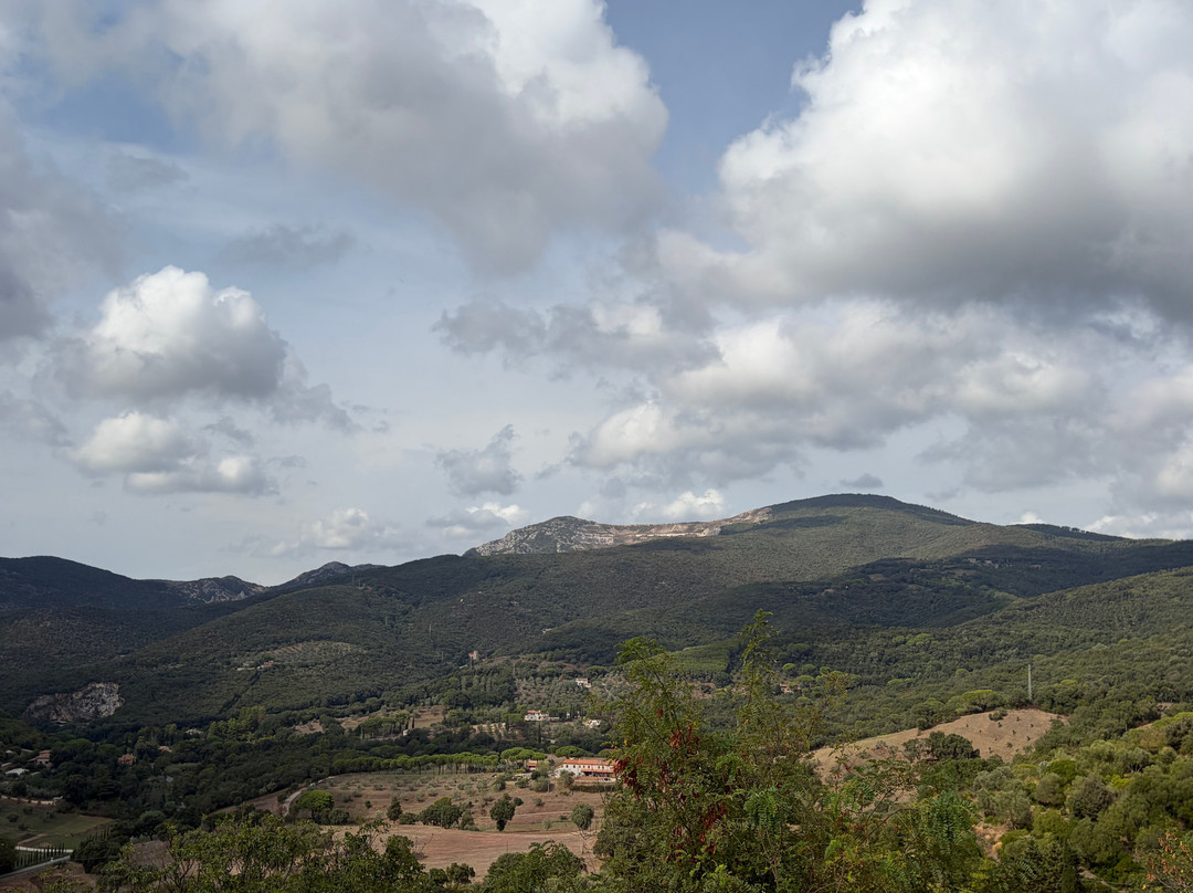 Lampo il cane ferroviere-Campiglia Marittima必去景点