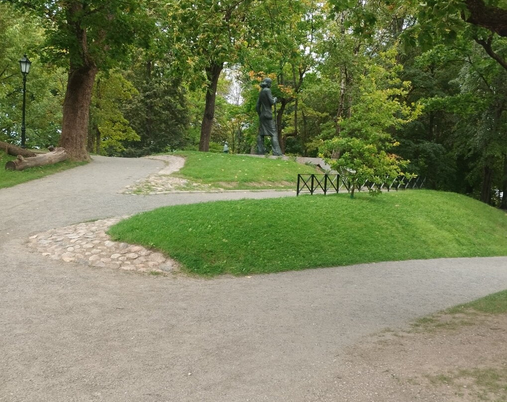 Monument to Kristjan Jaak Peterson-塔尔图必去景点