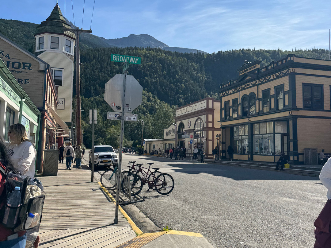 State Street and Broadway Street-史凯威必去景点