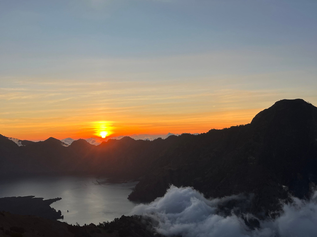 Trekking Rinjani Adventures-龙目岛必去景点