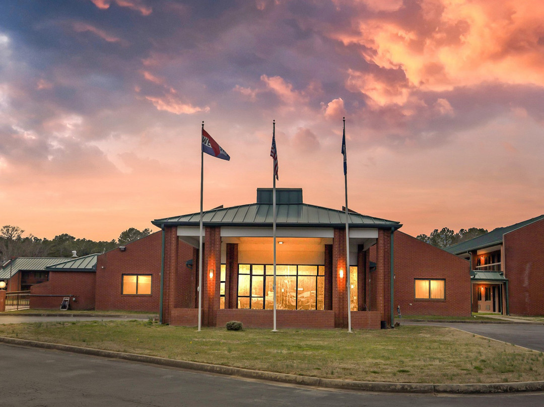 Studios and Suites 4 Less Emporia