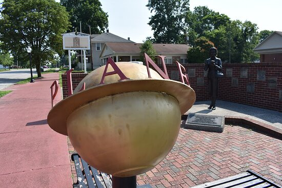 Noel Neill statue-Metropolis必去景点