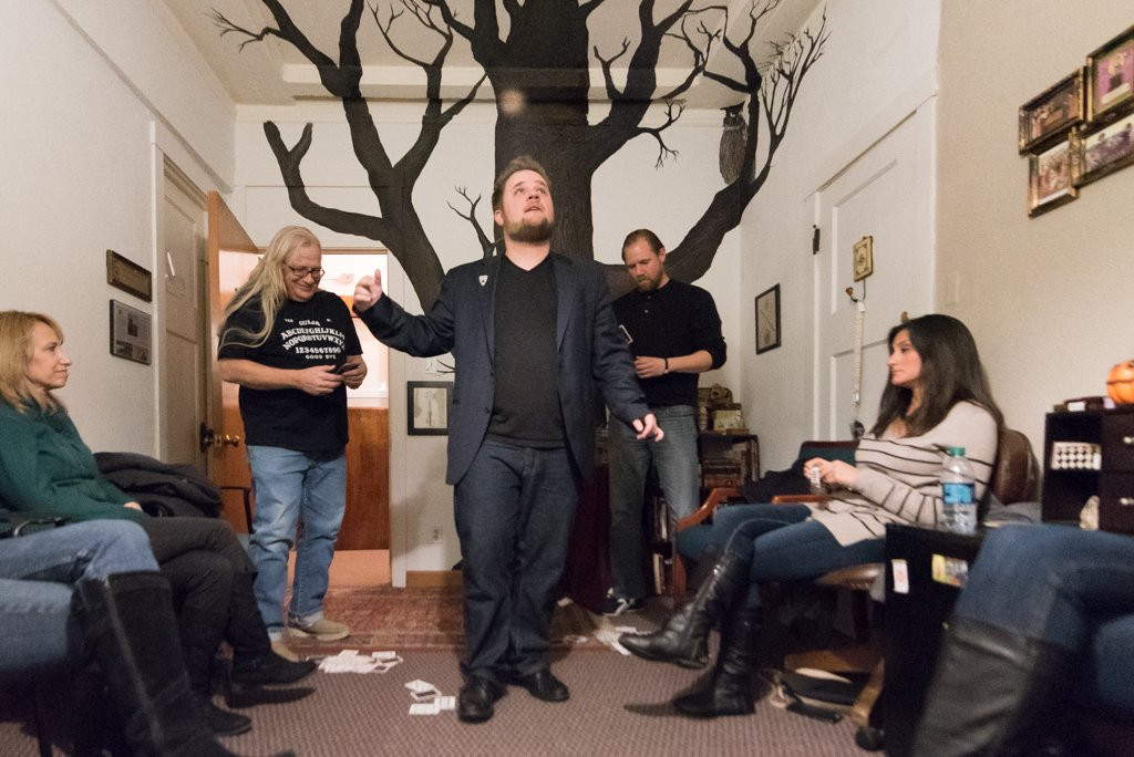 Crystal Lake旅游景点-Joe Diamond - The 13th Hour