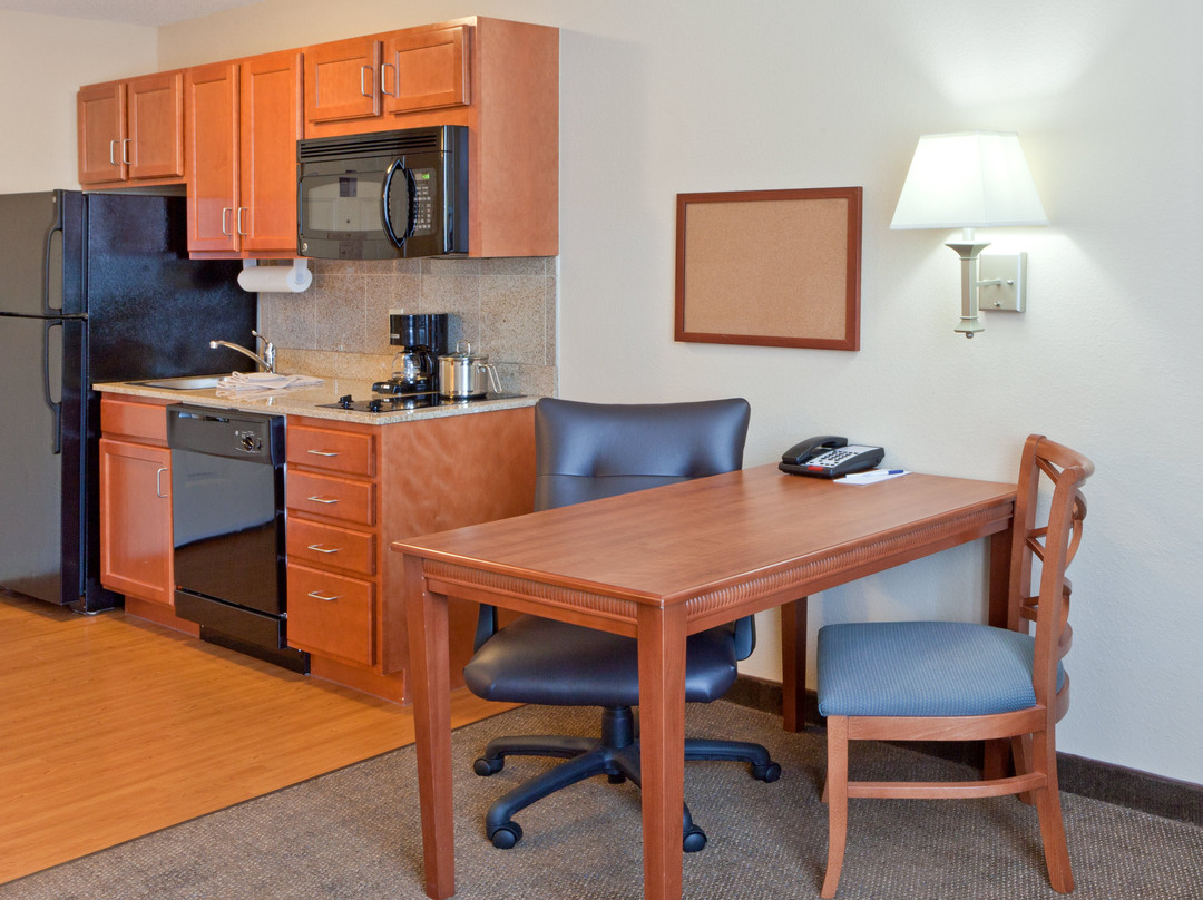 马纳萨斯烛木套房酒店主图