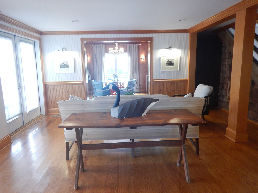 The Burrus House Inn Waterfront Suites主图