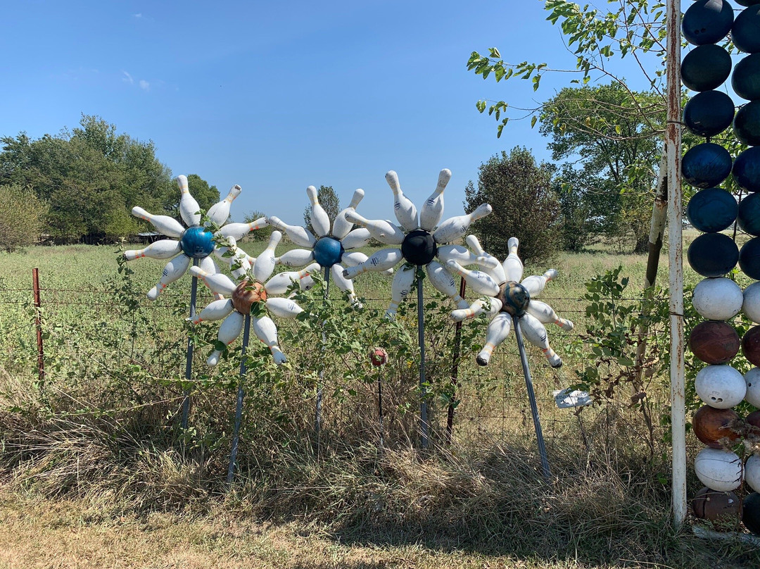 Bowling Ball Yard Art-Nowata必去景点